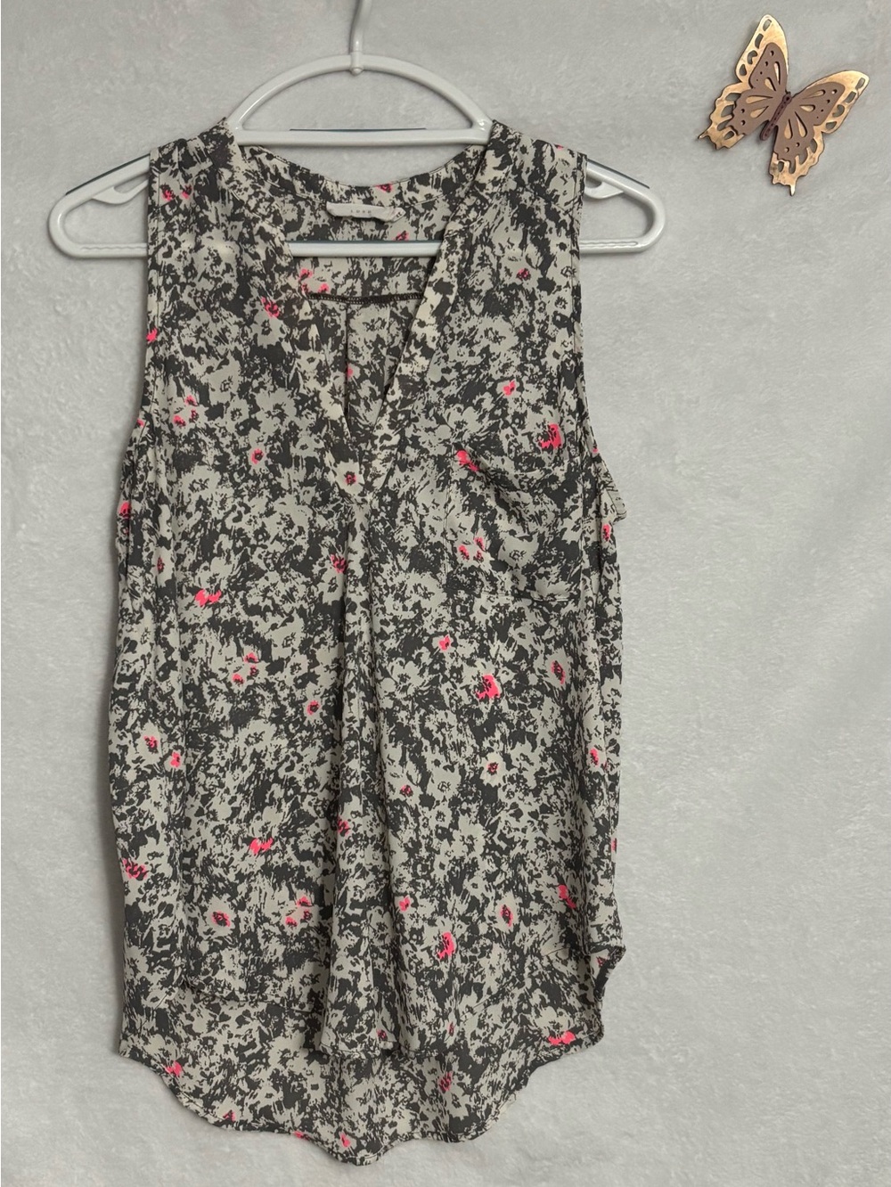 Lush Nordstrom Women’s Gray and Pink Floral V-Neck Tank Top Blouse Size M
